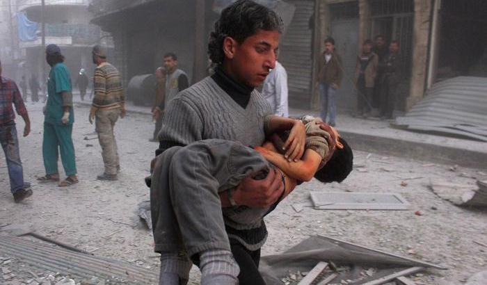 Aleppo Est: Riprendono gli attacchi, colpiti due ospedali. Bambini salvi nel sotterraneo