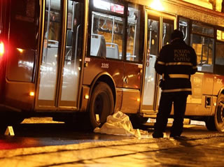 Roma: autobus travolge e uccide un pedone a Piazza Risorgimento