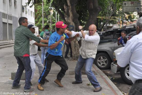 Caracas: aggressione a Jesus Chuo Torrealba Segretario Esecutivo dell'Unita' Democratica