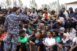 Libia: MSF fornisce acqua e cibo nei centri di detenzione