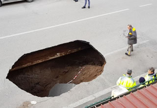 Roma, si apre una voragine in Via Appia Nuova: è la terza in pochi mesi