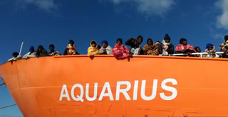 Nave Aquarius chiede ai governi europei di assegnare un luogo sicuro di sbarco