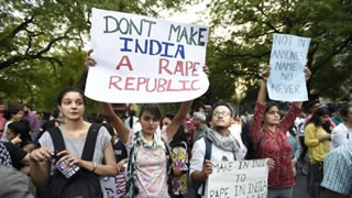 India: ragazza di 16 anni stuprata da quattro giovani e arsa viva