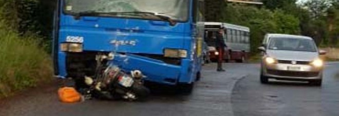 Frascati: motociclista si schianta contro un bus e muore