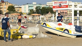 Rimini: stuprata in spiaggia davanti al marito. E' caccia al branco