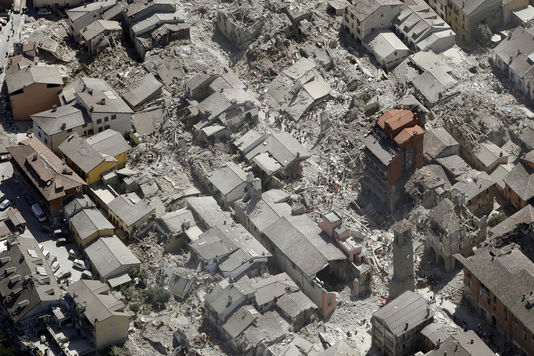 Terremoto: i morti salgono a 284. 2.500 gli sfollati.  Mattarella ad Amatrice