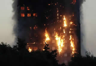 Londra: gigantesco incendio alla Grenfell Tower