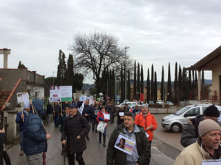 Arezzo: risparmiatori traditi dalle banche manifestano davanti alla casa della Boschi