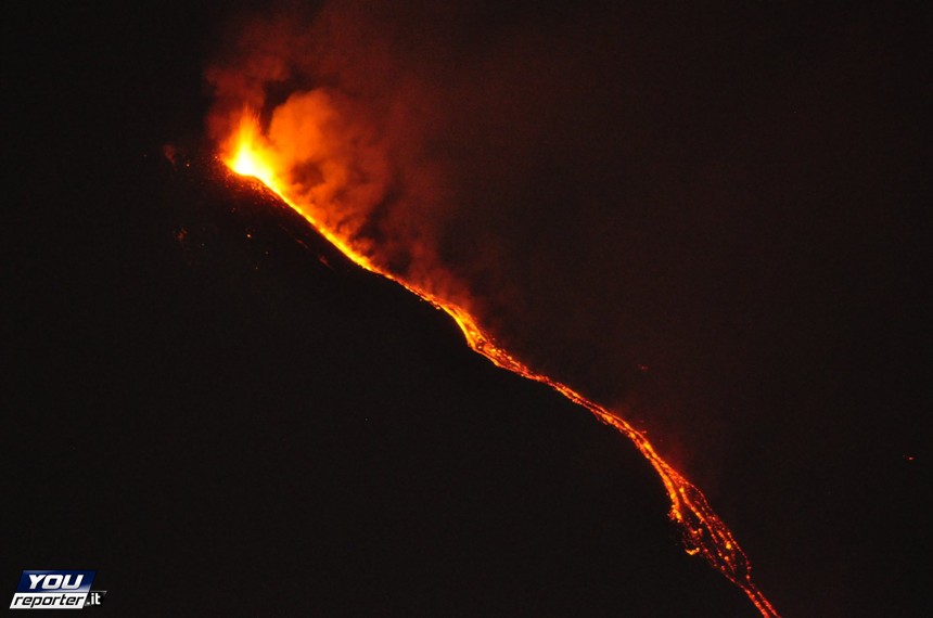 Etna in eruzione: una foto spettacolare...sembra un teschio fra le fiamme