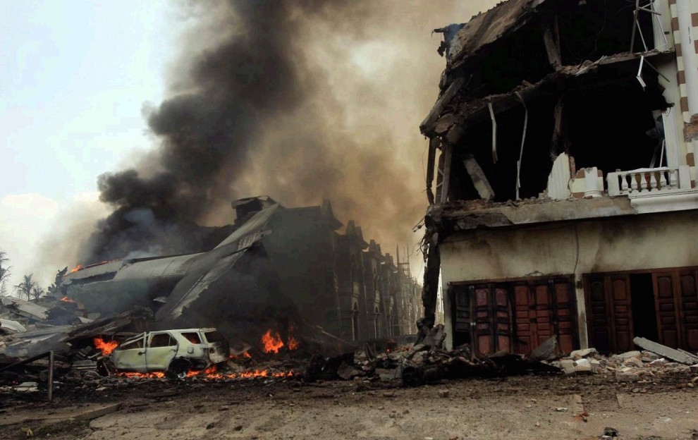 Sumatra: aereo militare si schianta sulle abitazioni. Almeno 30 le vittime