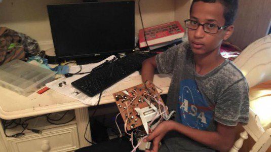 USA: Ahmed, 14enne, arrestato. Gli insegnanti hanno scambiato il suo orologio per un ordigno