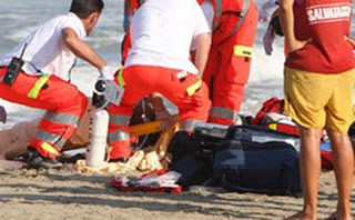 Genova: dopo una lite un 27enne ubriaco tenta di annegare il figlio di otto anni della compagna