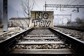 Roma, Stazione Ostiense: treno Italo attaccato coi fumogeni da un commando No Tav