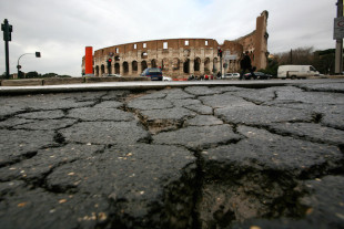 Roma: le buche dopo la pioggia e la neve. Vertice per il piano sulla viabilità