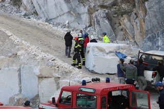 Carrara, crollo nella cava: trovato il corpo di un operaio. Le ricerche continuano