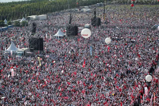 Turchia: in centinaia di migliaia protestano contro Erdogan