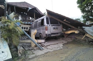 Indonesia: il terremoto ha causato circa 400 morti e centinaia di feriti