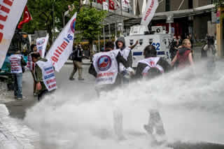 Instambul: cannoni ad acqua contro i manifestanti, una vittima