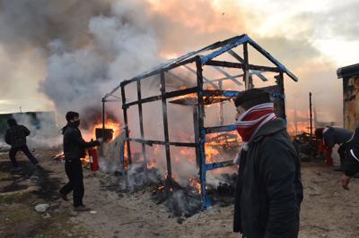 Calais: scontri accesi tra migranti e polizia a causa dello sgombero della 'Giungla'