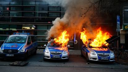 Francoforte: attivisti anticapitalismo attaccano la nuova sede della BCE