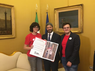 Infanzia: Save The Children consegna oltre 35.000 firme della petizione 'L'Italia vietata ai minori'