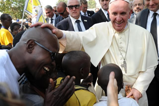 Papa Franscesco: 'Situazione di profughi e migranti, obbrobriosa'