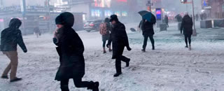 USA: neve e temperature artiche. 19 vittime e caos nei collegamenti aerei