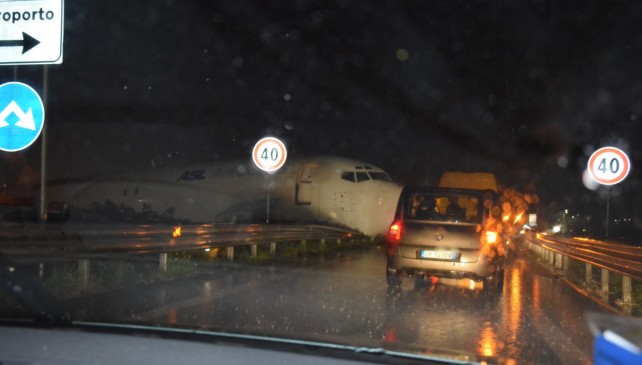 Orio al Serio: aereo cargo fuori pista finisce sulla tangenziale