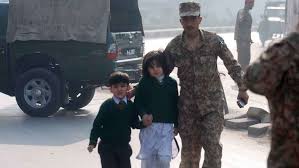 Orrore in Pakistan: 6 miliziani talebani - ora morti - uccidono 132 bambini e 6 adulti in una scuola