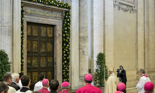 Giubileo 2015: Papa Francesco apre la Porta Santa - VIDEO