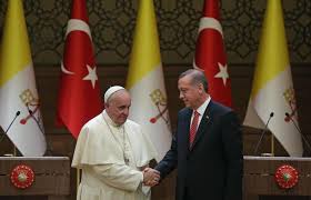 Papa Francesco in Turchia: 'Solidarieta' tra credenti contro il terrorismo'