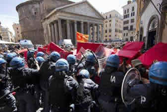 Roma: violenti scontri fra precari e polizia VIDEO