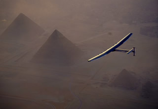 Storico atterraggio al Cairo dell 'aereo a propulsione solare