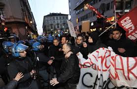 Tensione a Torino: mattinata di scontri tra manifestanti e polizia