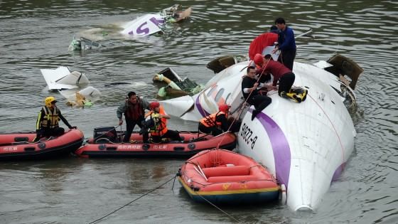 Taiwan: aereo precipita. 23 morti e diversi dispersi