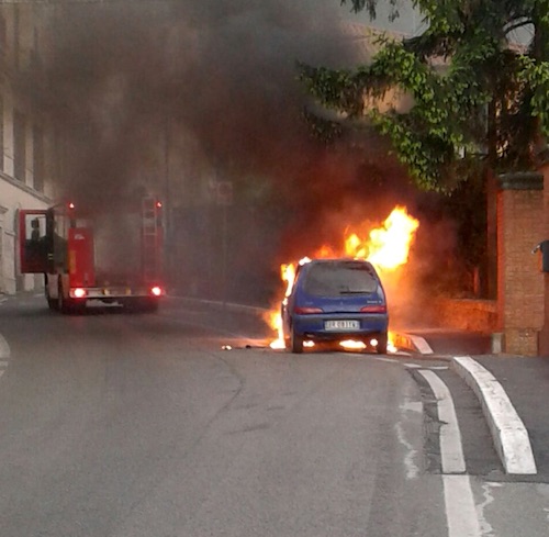 Rocca di Papa: auto va in fiamme. Il candidato a Sindaco Crestini doma incendio