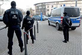 Germania: auto contro la folla. Tre feriti, ferito dalla polizia uomo alla guida 