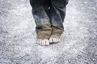 Infanzia: oltre la metà dei bambini al mondo minacciati dalla povertà