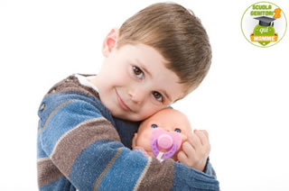 Bambini: anche i maschietti giocano con le bambole