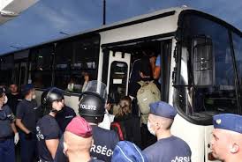 Ungheria: i migranti sono arrivati al confine con l'Austria a bordo di autobus