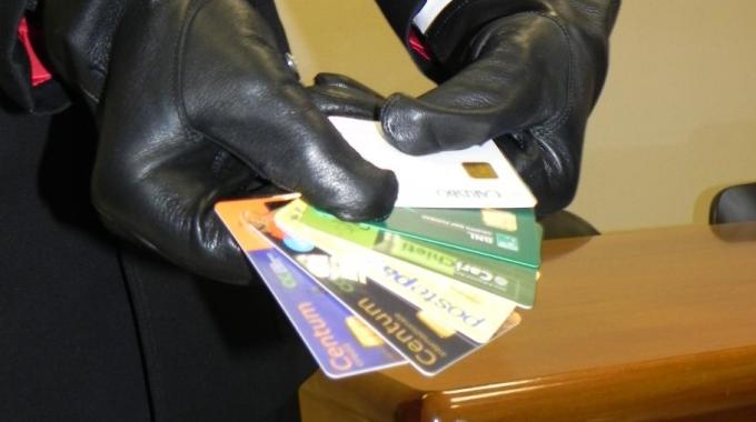 Roma: arrestato un romeno che adoperava carte di credito clonate