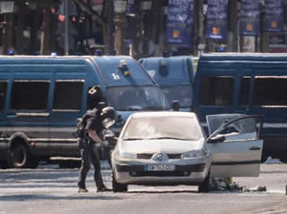 Champs Elysees: auto si schianta contro un mezzo della polizia