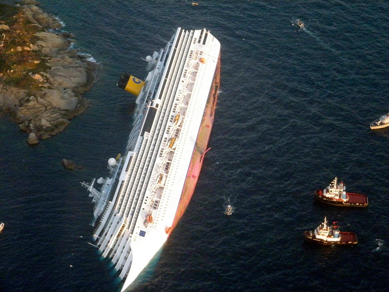 Costa Concordia: iniziati i lavori per la riemersione