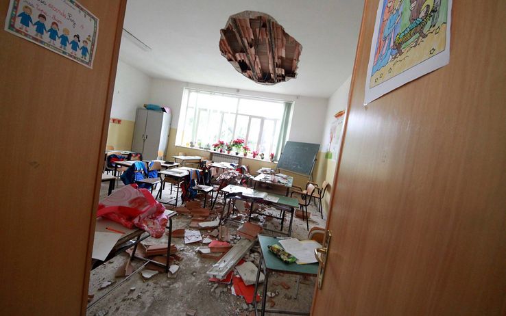 Reggio Calabria: crolla intonaco in una scuola media. 4 studentii feriti
