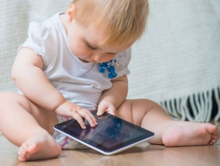Allarme OMS: no a Smartphone e tablet per i bambini con meno di cinque anni