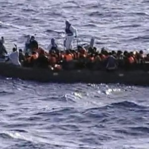 Migranti: gommone affonda nelle acque libiche. 50 morti e decine di dispersi