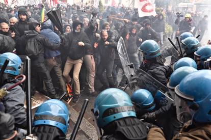 Leopolda: scontri tra manifestanti e Polizia