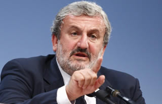 Emiliano, Presidente Regione Puglia: 'Renzi eviti di fare favori alle lobby'