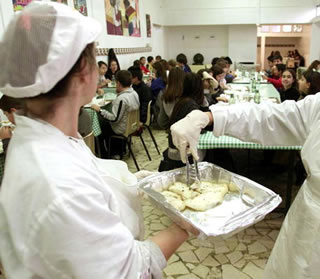 Carne avariata nelle mense scolastiche, di caserme e ospedali: diversi arresti e persone indagate