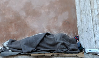 Palermo: clochard bruciato vivo. Si indaga per omicidio 